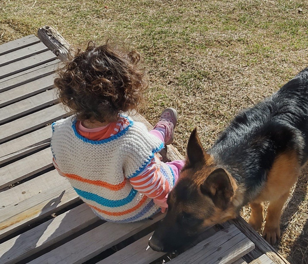 Lagherta acompañando a una de las niñas de la familia